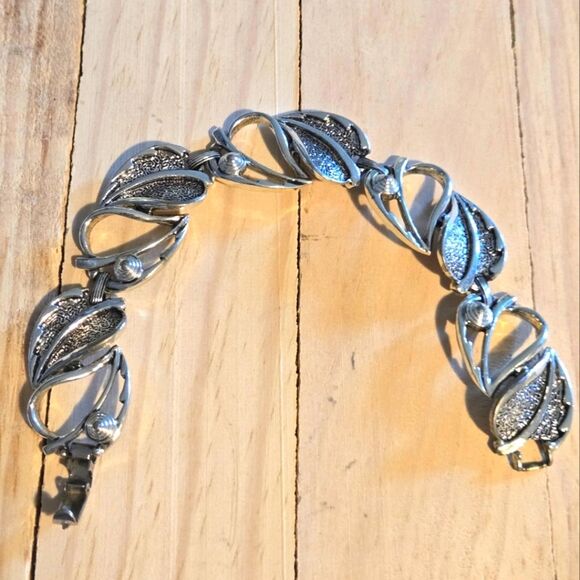 Sarah Coventry Silver Leaf Pattern Bracelet - Picture 1 of 7